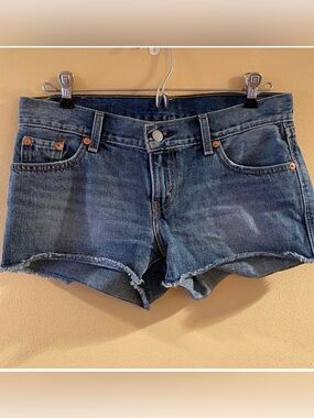 Levi’s Denim premium low rise jean shorts 25